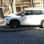 auto-sul-marciapiede