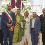 le-autorità-salutano-padre-Testaì