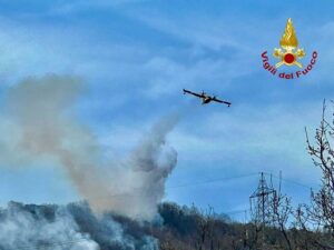 Canadair-impegnati-sull'Etna