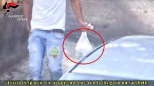 un-acquirente-esce-con-drogas-nel-sacchetto